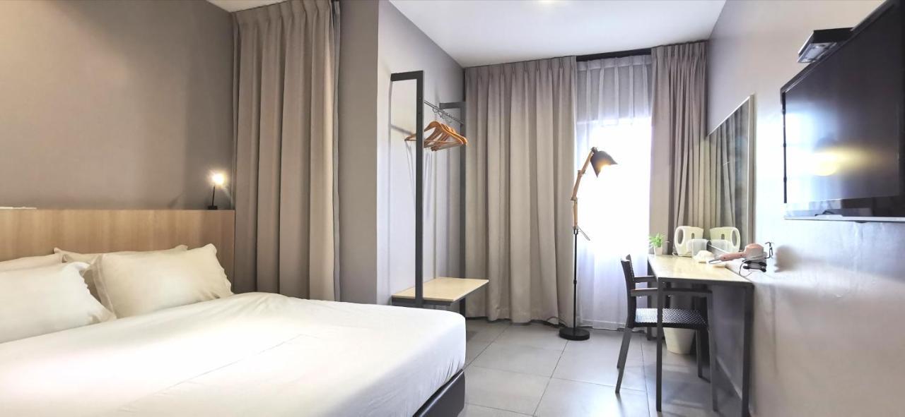 Country Inn Kulai Exterior foto